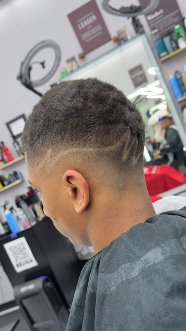 Side profile showing a textured crop haircut with a clean fade from Norie’s Booksy portfolio