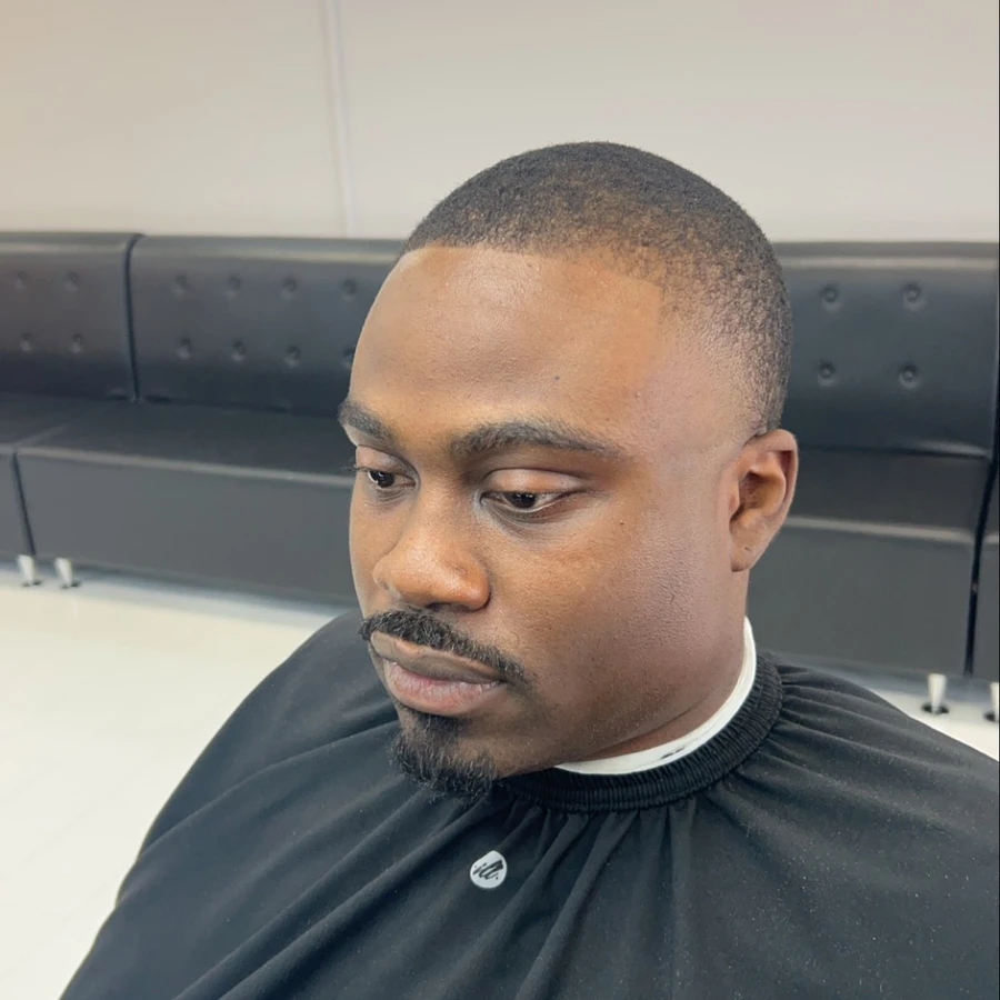 Close haircut with a precise front line and visible full face from Norie’s theCut portfolio